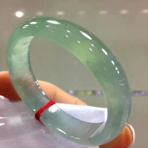 Light Green Jade Bangle – Timeless Elegance & Natural Energy